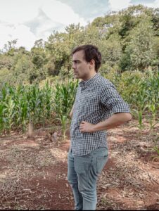 Vista aérea de la planta de Agro Sustentable, dirigida por Matías Imperiale, pionera en la producción de bioinsumos para cultivos como el ajo, en una región agrícola de Argentina.