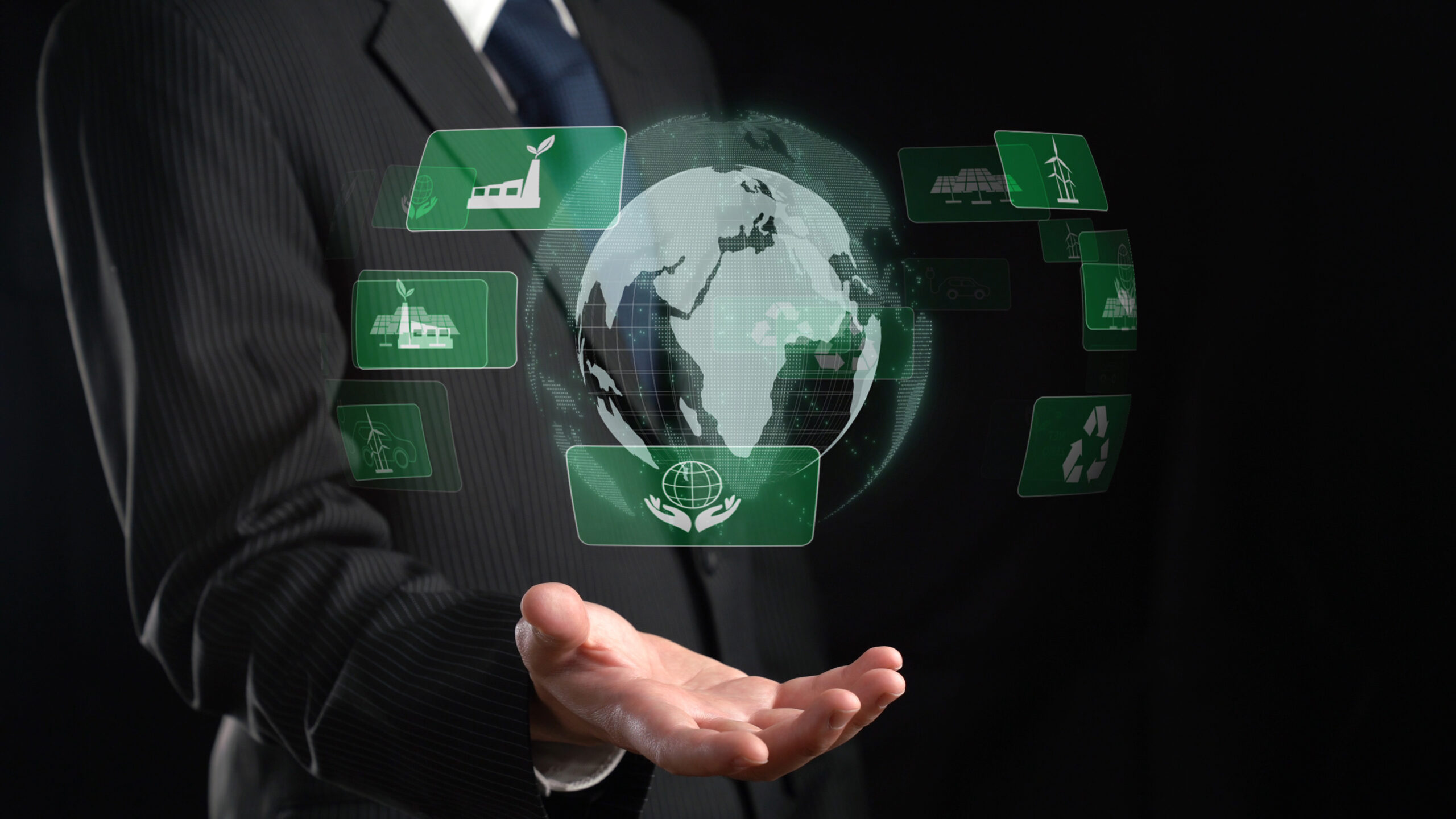 Ejecutivo sostiene un globo terráqueo digital con íconos verdes de sostenibilidad, simbolizando prácticas empresariales responsables y certificación B.