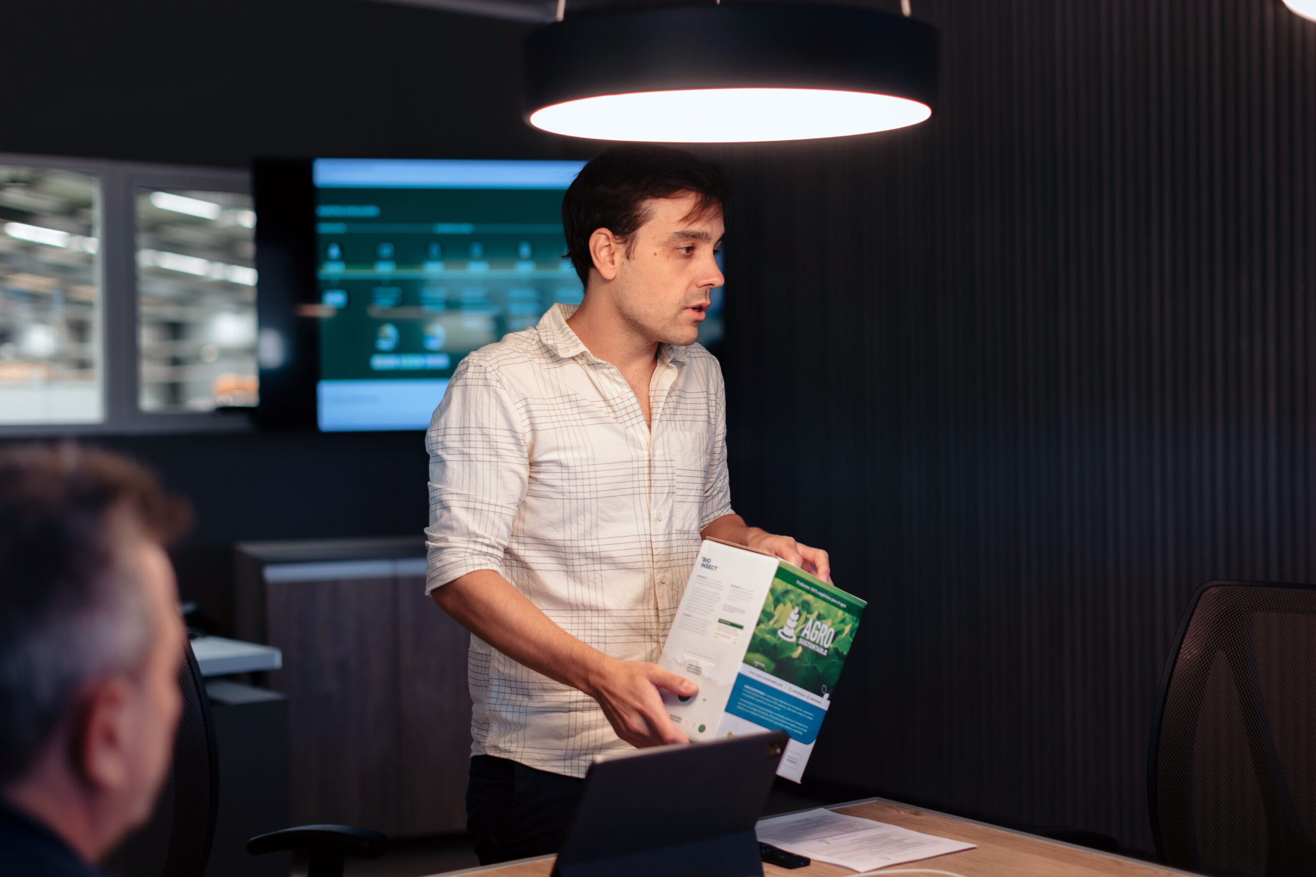 Matías Imperiale presenta tecnología con inteligencia artificial aplicada a cultivos en una reunión estratégica de Agro Sustentable.