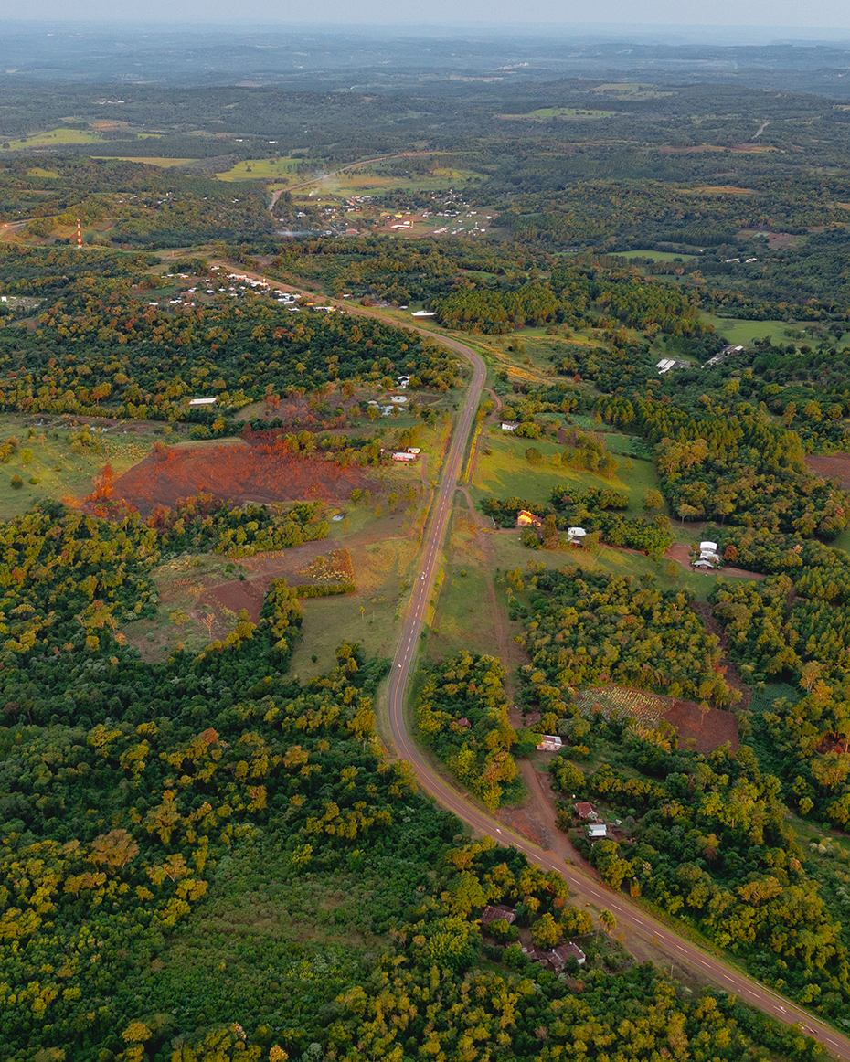 Vista aérea de un paisaje rural argentino con caminos, áreas de cultivo y viviendas, reflejando la relación histórica entre agricultura y economía nacional.